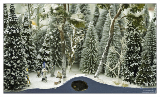 Медведь спит в берлоге в зимнем лесу.