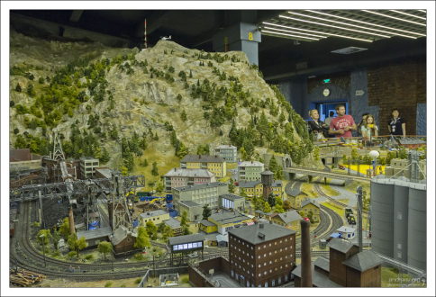 На строительство ландшафта ушло 11 500 кг гипса.