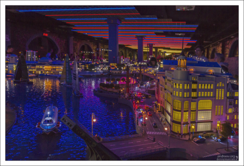 Каждые 13 минут над макетом происходит смена дня и ночи.