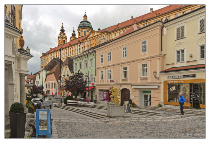 В центре города Melk.