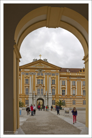 Вход в Бенедиктинский монастырь Мелька.