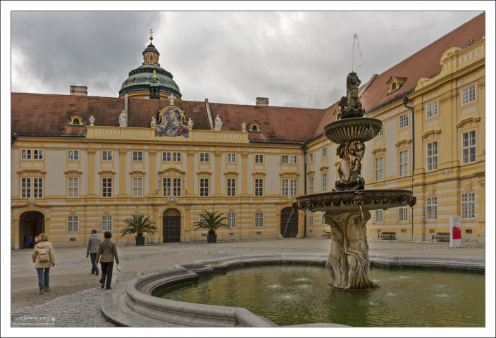 Монастырский двор Мелькского монастыря и фонтан святого Коломана (1687 г.).