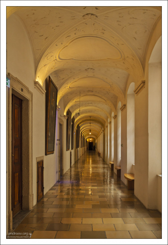 Императорская галерея, длиной 196 метров, украшена портретами всех австрийских правителей из династий Бабенбергов и Габсбургов.