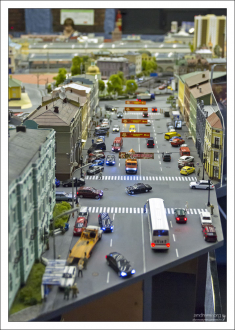 Машинки получают питание с помощью электромагнитной индукции из-под макета.