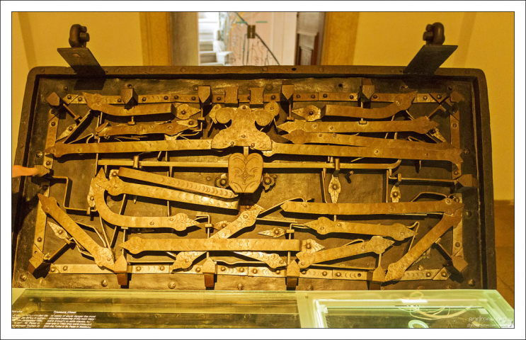 Супер-сложный замок на сундуке с сокровищами.