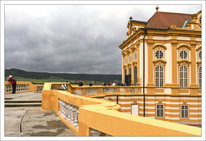 Терраса на западной стороне монастыря, которая соединяет Мраморный зал с библиотекой.