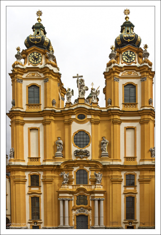 Монастырская церковь с двумя башнями.