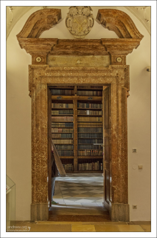 Вход в монастырскую библиотеку. В бенедиктинских монастырях библиотека всегда является вторым по значимости помещением после монастырской церкви.