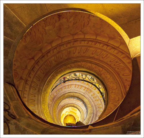 Зеркало в основании лестницы, чтобы смотреть вверх, не задирая голову.