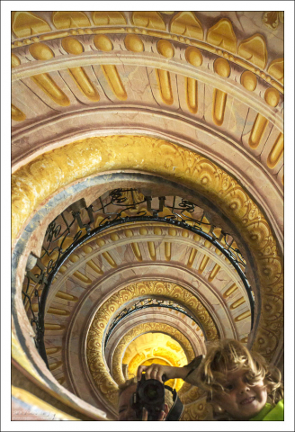 Лестница между библиотекой и церковью выполнена в стиле рококо, украшена изящной лепкой, ограждение лестницы – ажурная ковка. Лестница относительно небольшая, но в основании ее и в потолке хитро устроены зеркала, и поэтому она кажется просто бездонной.