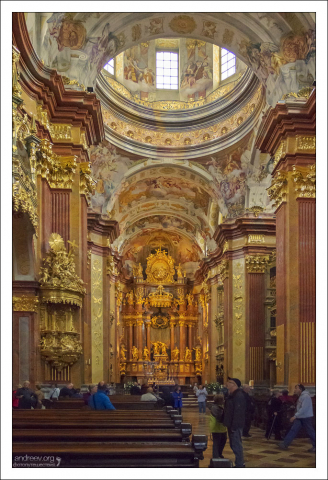 Интерьер монастырской церкви.