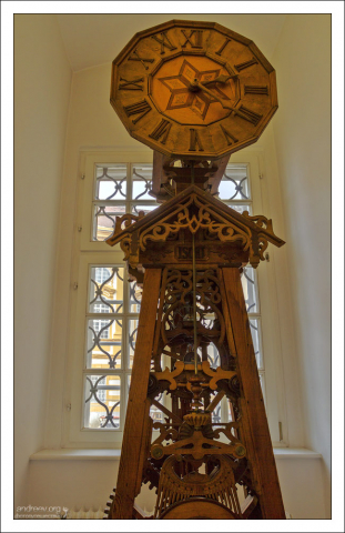 Искусно сделанные деревянные часы.