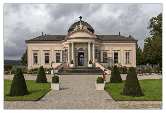 Садовый павильон в монастырском парке.