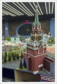 Спасская башня Кремля (15-й век).