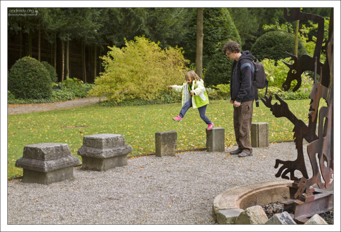 "Talking stones" ("Говорящие камни") вокруг костра.