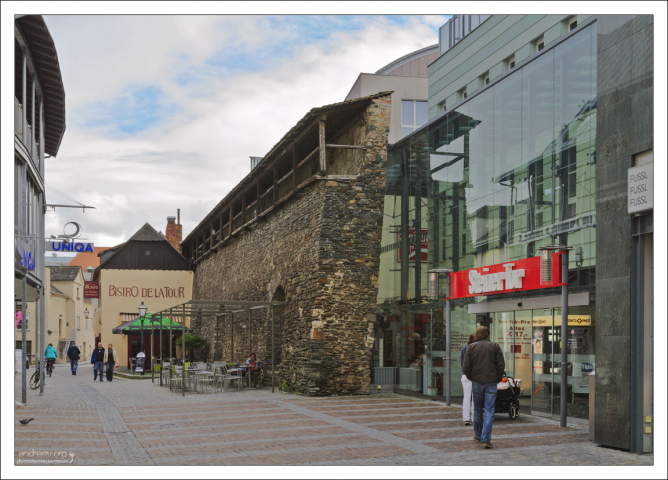 Город Кремс расположен на обоих берегах Дуная, в 60 километрах на запад от столицы страны.