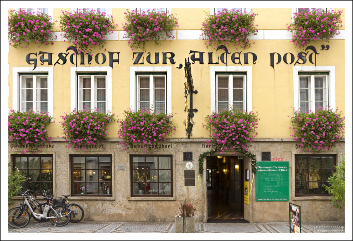 Аккуратные фасады домов в Кремсе.