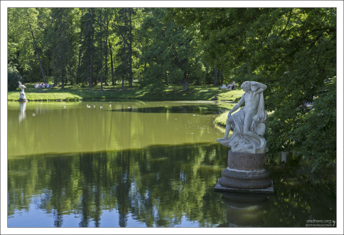 Китайский пруд перед одноименным дворцом.