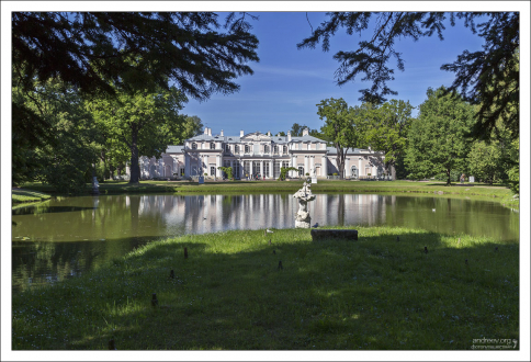 Китайский дворец в Ораниенбауме. Своё название получил благодаря тому, что несколько его интерьеров отделаны в китайском стиле (шинуазри), что было в то время очень модным.