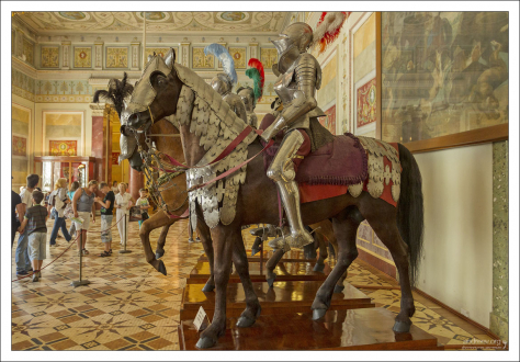 Доспехи боевых коней надеты на настоящие чучела.