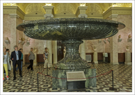 Большая колыванская ваза из зелёно-волнистой яшмы. Вес каменного изделия составляет 19 тонн. Это самая большая ваза в мире. Эрмитаж.