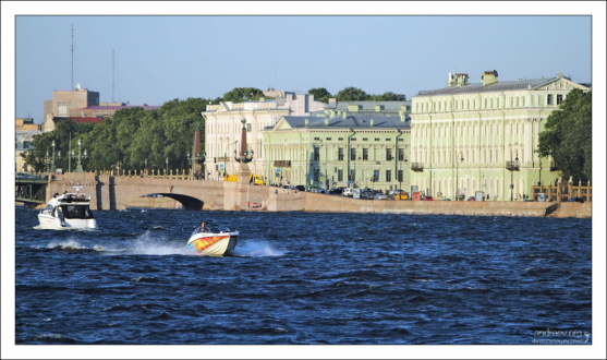 Гонки на катерах по Неве.