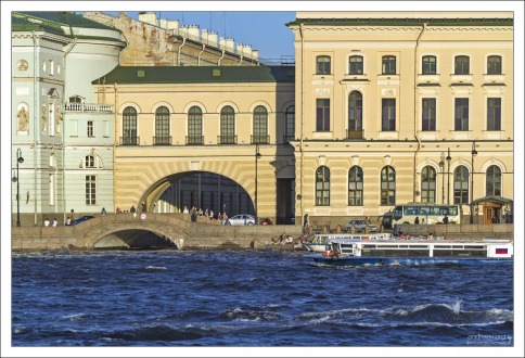 Зимняя канавка - канал, соединяющий Неву и Мойку в районе Зимнего дворца.