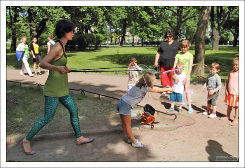 Саша пролезла сквозь мыльный пузырь.