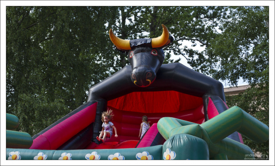 Надувные горки возле метро "Горьковская".