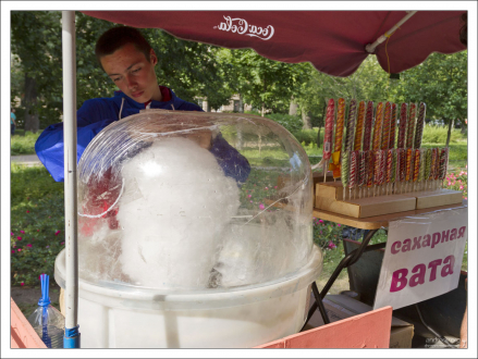 Сахарная вата для сладкоежек.