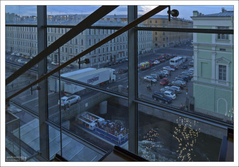 Вид из Мариинского-2 на улицу Декабристов.