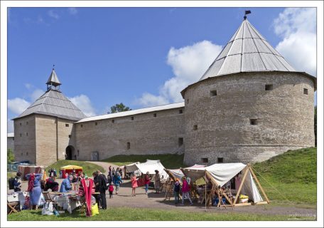 Староладожская крепость. Построена во времена Вещего Олега на рубеже IX—X веков. Воссозданные Воротная и Климентовская башни и прясло стены между ними.