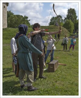 Илья упражняется в стрельбе из лука.
