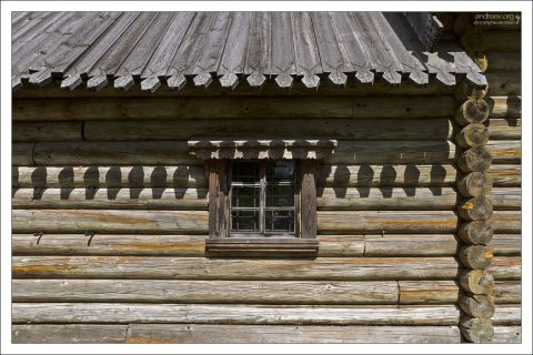 Навес с бочкообразной кровлей, тёс которой завершается стреловидной пропилкой. Церковь Димитрия Солунского.