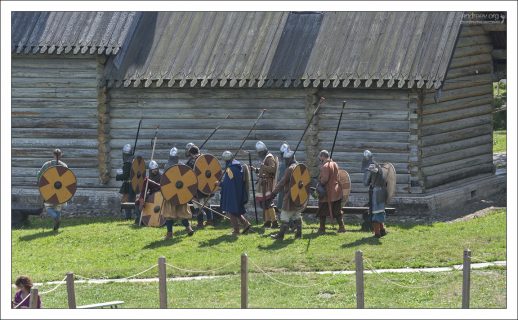 В большинстве случаев, реконструкторы объединяются в клубы, располагающие собственным помещением для тренировок, хранения снаряжения и одежды, мастерской и т. д.