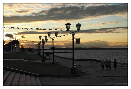 Онежская набережная Петрозаводска на закате.