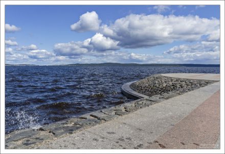 Онежская набережная Петрозаводска – это около полутора километров берега, вымощенного карельским гранитом.