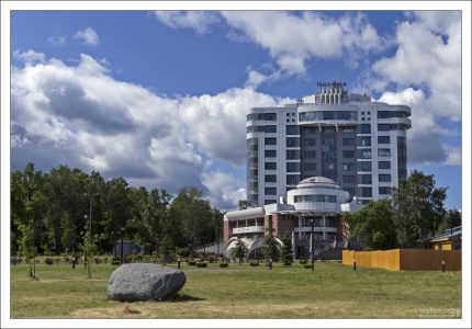 Современная гостиница в Слободском сквере на Онежской набережной.