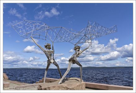 Стальная скульптура «Рыбаки», подарена Петрозаводску американским городом Дулутом (Миннесота). В народе имеет прозвище "Два терминатора".