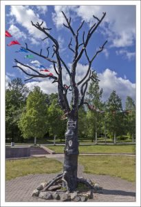 "Дерево желаний" - подарок от шведского городка Умео. На стволе дерева закреплено большое ухо, а над ним висит табличка со словами «Прошепчи одно желание». В народе прозвано “Дерево Хиросимы”.