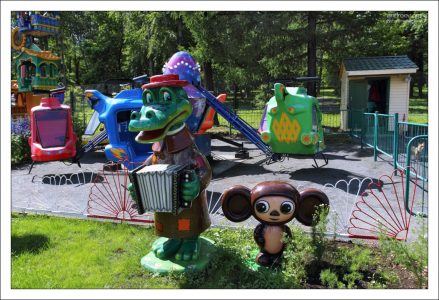 Гена и Чебурашка перед аттракционом "Вертолеты".