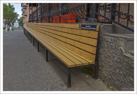 Самая длинная скамейка в Петрозаводске.