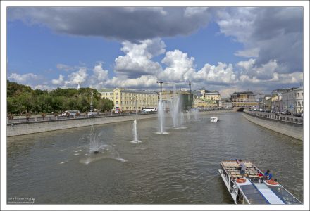 Плавающие фонтаны возле Лужков-моста на Водоотводном канале.