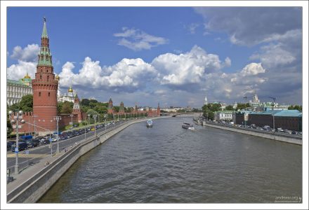 Кремлевская набережная Москва-реки.