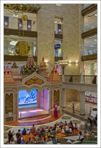 Семиэтажное фойе.