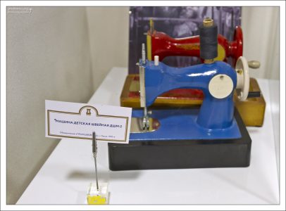 Синюю швейную машинку выпускало объединение «Промшвеймаш» в городе Орша, оно же – завод отопительных котлов до 1952 года.