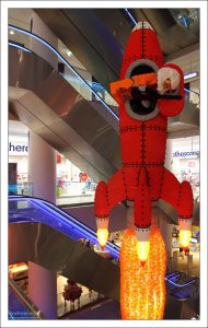 Самая высокая в мире модель LEGO в виде взлетающей ракеты (18,5 метров).