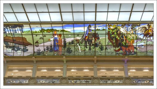 Стеклянный купол над центральным атриумом украшают витражи по иллюстрациям художника Ивана Билибина к сказкам “Царевна-лягушка”, “Перышко Финиста Ясна-Сокола”, “Василиса Прекрасная”, “Сестрица Аленушка и братец Иванушка” и “Сказка о царе Салтане”.