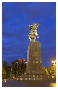 Памятник Юрию Долгорукому напротив квартиры <a href="https://www.booking.com/hotel/ru/apartamienty-amieli.en-us.html?aid=353911;sid=6afed37ce894ec05be9e93c8fb012664;dist=0&keep_landing=1&sb_price_type=total&type=total&" target="_blank" rel="nofollow">"Амели"</a>.