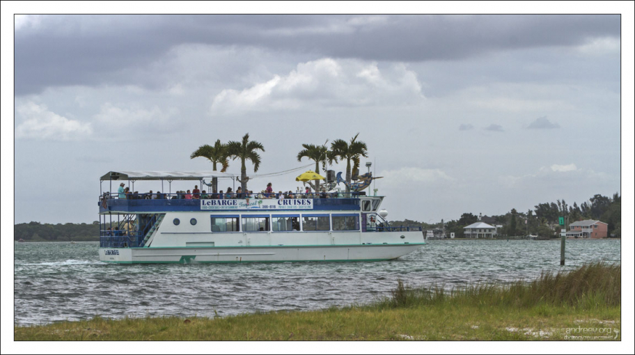 Круизный корабль в заливе Sarasota.